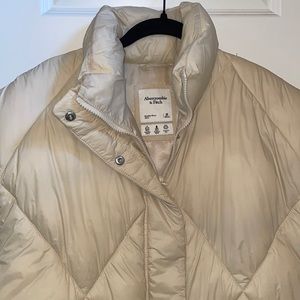 A&F oversized quilted vest in cream color